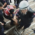 FOTO, VIDEO Eskalirali sukobi na protestu u Tirani: Demonstranti gađali poslanike jajima i kamenicama, više uhapšenih