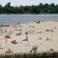 Oficirac između Ibice i pustinje: Plaža sa dva lica koju je ovog leta oblikovao Dunav (FOTO)