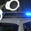 Lekovi su u modi Uhapšen muškarac zbog nelegalne prodaje medikamenata nejasnog porekla Nudio ih na improvizovanoj tezgi