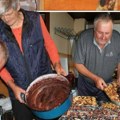 Njihov kolač tradicionalna je poslastica za Badnji dan: Grujičići suše šljivu na listu kupusa, evo kako prave