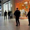 ФОТО, ВИДЕО Полицајци с аутоматским оружјем у тржним центрима, на трговима: Обишао их министар Гашић