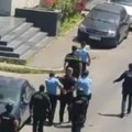 Drama u Rumuniji: Muškarac bacio Molotovljev koktel na ambasadu Izraela, pre hapšenja pokušao da se zapali (video)