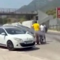 "Nemojte mi gospođu" Uznemiruće jeziva tuča, iz kola izleteo kao furija: Čuje se vriska i kako pljušte šamari video