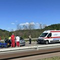 Prevrnuo se šleper i sleteo s puta, teret rasut na sve strane: Nesreće na auto-putu kod Beograda VIDEO