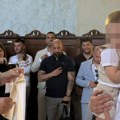 Prva fotografija sa krštenja sina Mirka Šijana: Kum Miljan Hofman drži Vukana, naslednik u elegantnom izdanju