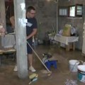 Stanovnici niškog sela ne znaju šta će - odakle voda dolazi u kuće u Donjoj Vrežini? "Izbacujemo je, ali ne pomaže, jer voda…