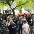 FOTO i VIDEO: Skup podrške uhapšenim poljoprivrednicima i građanima ispred suda, Šulc došao na štakama