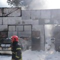 Slike požara na Zrenjanskom putu: Izgorela dva automobila i vulkanizerska radnja, sve je uništeno