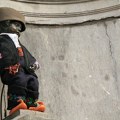 Brisel: Statua Maneken Pis u šumadijskoj narodnoj nošnji na Dan državnosti Srbije