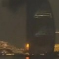 Dron pogodio aerodrom i čuveni hotel u Dubaiju: Dim se širi zgradom, putnici beže u panici VIDEO