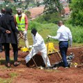 Horor prizor na groblju! Pronađena odbačena tela 50 beba i šest odraslih osoba! (foto)