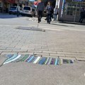 Rupa na trotoaru pretvorena u umetnost: Šareni mozaik iznenadio i oduševio građane Čačka