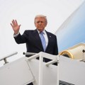 "Pre ulaska u Trampov avion pokupili su sve i bacili u kantu" Bizaran potez osoblja Bele kuće! Ništa iz Kine ne sme u letelicu…