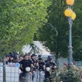 Napad na Verana Matića ispred Skupštine: Oduzet mu telefon tokom snimanja, koji mu je vraćen nakon intervencije Đorđa Prelića…