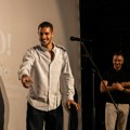 Glumac Ognjen Mićović zajedno sa publikom čuknuo o drvo i otvorio 13. Bašta Fest