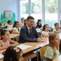 ŠKOLSKE KLUPE PONOVO PUNE OSMEHA: Pavlović sa đacima – „Najvažnije je drugarstvo“