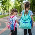 Teški rančevi, dugo sedenje i ekrani: Šta roditelji treba da prate u držanju deteta