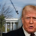 (Video) Mutirani Tramp: Predsednik Amerike priča, ništa se ne čuje: Novinari povukli mikrofone jer je zabranio CNN-u, ms now-u…