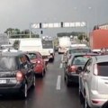Nevreme nastavlja da pravi haos, kolaps na Pupinovom mostu: Kamion "upao" u baru, formirane kilometarske kolone (video)