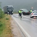 Jezivi prizori kod vrela: Poginuo putnik nakon sudara "audija" i kombija, dve osobe povređene (foto)