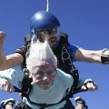 U SAD 104 godine stara žena skočila sa padobranom