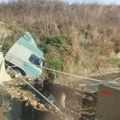 Umalo tragedija na trasi novog koridora Građevinski kamion pun kamena sleteo sa pomoćnog mosta u reku Zapadnu Moravu (foto)