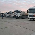 Poljoprivrednici i danas blokiraju novosadsku Rafineriju: Cisterne ne mogu ni unutar, ni van pogona