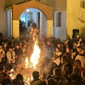 Predivan prizor ispred Saborne crkve u Kragujevcu: Brojni vernici paljenjem badnjaka obeležili Badnje veče