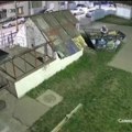 "Au, brate, skontaće jednom da to nije normalno" Šok snimak iz dvorišta osnovne škole u Novoj Pazovi (video)