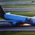 Zastrašujući incident na aerodromu Avion sleteo bez prednjeg točka, trupom strugao pistu (video)