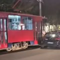 Udes u Beogradu Sudarili se tramvaj i automobil (video)