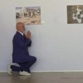 Klečanje bez granica: Rama ignorisao Meloninu molbu i opet kleknuo