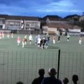 Otac mladog fudbalera uleteo na teren i unakazio golmana (13)! Jeziv incident na terenu, divljački je nasrnuo na dečaka i…