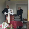 Otac Goge Sekulić slomljen na sahrani voljene supruge: Neutešan pored kovčega, pevačica i sestra u suzama