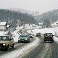 Snežne padavine otežavaju saobraćaj u okolini Bora