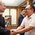(Foto, video) "Izgledate isto kao pre 26 godina": Putin dobio poklon od kineskog inženjera kojeg je upoznao dok je bio dete