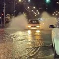 "Automobili plivaju" Influenser snimio bujice koje teku ulicama Beograda, voda mu ušla u kola - devojka preplašena: "Mokre su…