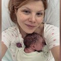 Vanja Nenadić objavila prvu sliku iz porodilišta sa sinom Feđom! Naslednik joj leži na grudima: "Mili moj"