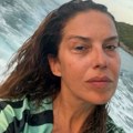 Nataša Ninković (54) bez trunke šminke sa razbarušenom kosom: Glumica se snima na brodu preplanula, plovi Jadranom, pokazala…