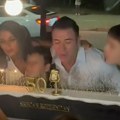 Naš poznati pevač slavi 50. rođendan, krsti se i zahvaljuje Bogu. Pored njega supruga i sinovi: Svi zajedno duvaju svećice na…
