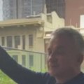 Zaboravite na "kosi tata, kosim ja" Srđan Đoković izašao na terasu i zapevao čuvenu rodoljubivu pesmu (video)
