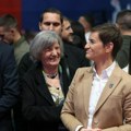 Evo kako izgleda majka ane Brnabić! Došla da pruži podršku Vučićevim roditeljima i deci: "Na porodicu vam nećemo dati"…