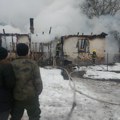 VIDEO! STRAVIČAN POŽAR u Senokosu. Izgorela porodična kuća mladog bračnog para sa dvoje dece. Srećom, nikoga u kući u…