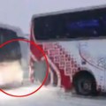 Stravičan lančani sudar u Turskoj Pogledajte kako se autobus "zakucao" u drugo vozilo, ima mrtvih (VIDEO)