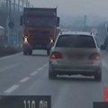 VIDEO: "Mercedesom" više puta preticao preko pune linije brzinom 120 km/h, sa detetom u kolima