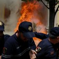 Napeto u Tirani: Baklje i molotovljevi kokteli bačeni na policiju /video/