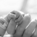 Majka se sama porodila, mrtvu bebu bacila u kontejner? Radnik Čistoće pronašao telo u kutiji za cipele