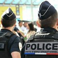 Француска: мушкарац мачетом напао полицајце