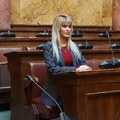 Zgodna ćerka poznate folkerke bila za govornicom u skupštini Srbije, citirala Gandija, a sad pokazala kako se opušta: Njenu…
