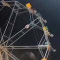 (Video) Horor u luna-parku: Muškarac ispao iz sedišta tokom vožnje na panoramskom točku, pogledajte kako čovek visi sa metalne…